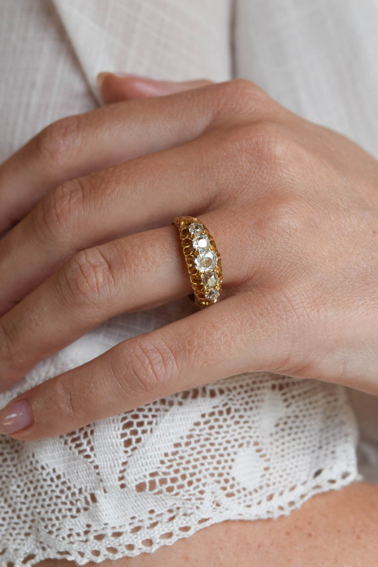 Belle Époque 1.40 Carat Old Mine Cut Diamond Yellow Gold Antique Five Stone Carved Band